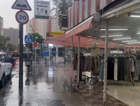 圣经中的雨水“把贝尼多姆变成了苏格兰”，道路变成了“河流”，当地人穿上了雨靴