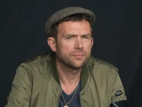 Blur乐队的Damon Albarn在报纸上发布了令人心碎的家庭讣告